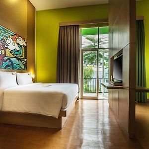 Maxonehotels At Resort Makassar Macáçar Exterior photo